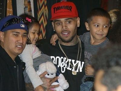 Diijinkan Keluar Dari Tempat Rehab, Chris Brown Datangi Acara Amal untuk Natal
